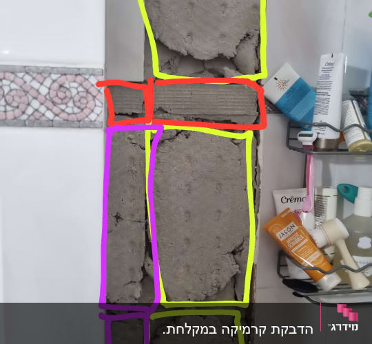 קיר פתוח עם טיח ותיקון צנרת חשוף